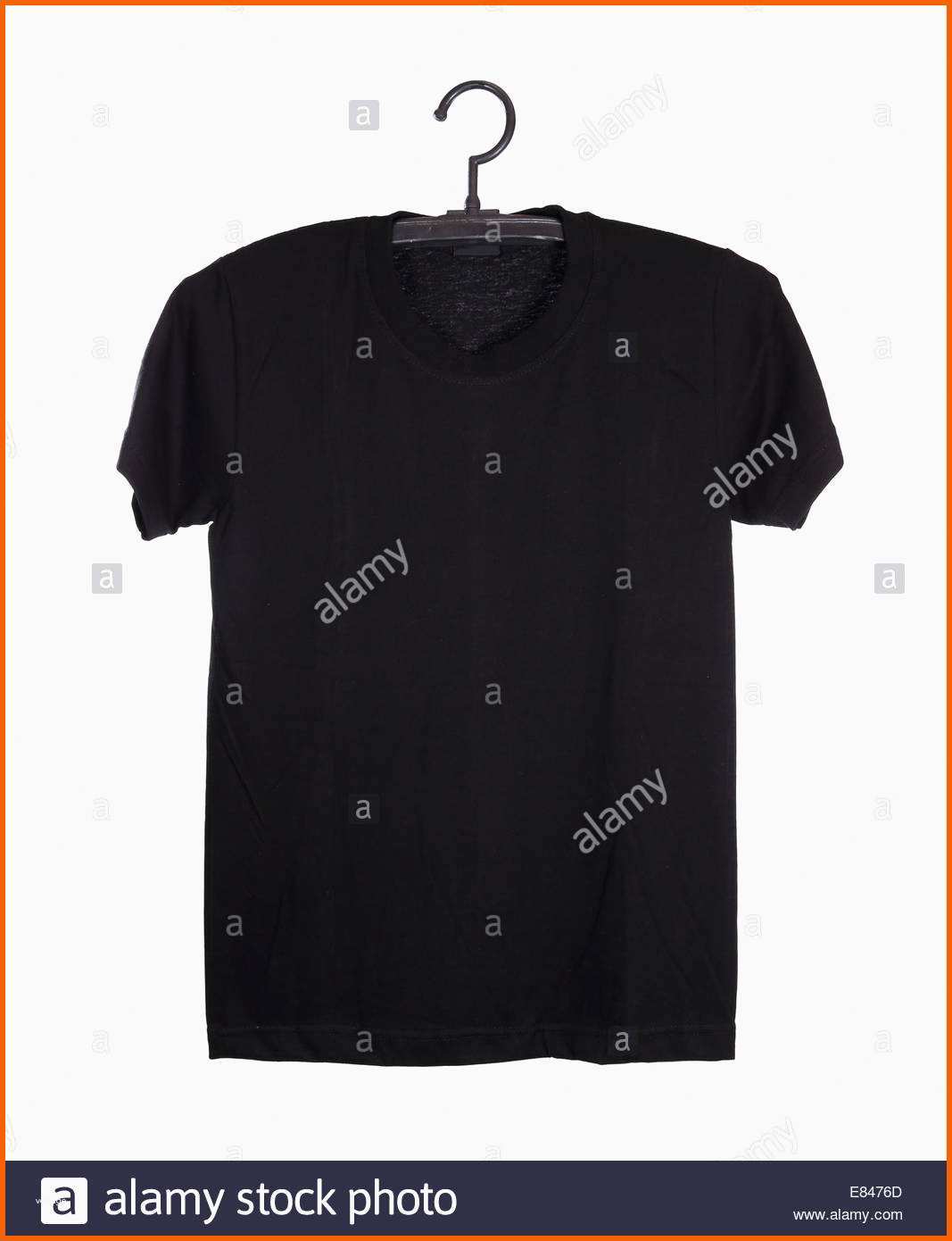 stockfoto schwarzes t shirt vorlage auf kleiderbugel vorderseite isoliert auf weissem hintergrund